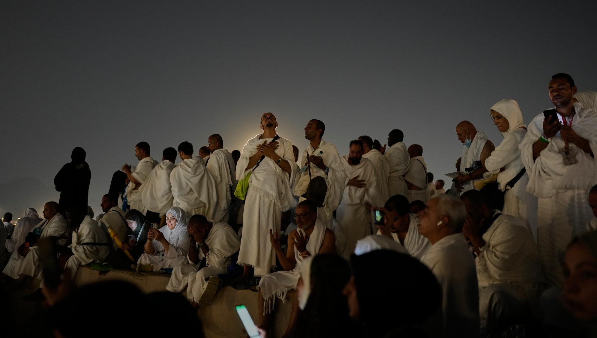 Muslimska pilgrimer ber på Arafatberget, även kallat Barmhärtighetens berg, under den årliga hajjfärden utanför Mecka i Saudiarabien den 26 maj 2026. Foto: Altaf Qadri/AP.