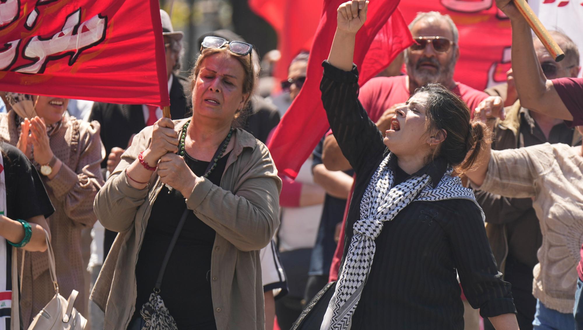 Demonstranter tågar genom Bagdad under första maj. Firandet präglas av krav på förbättrade arbetsvillkor och sociala reformer i landet. Foto: Hadi Mizban /AP/TT