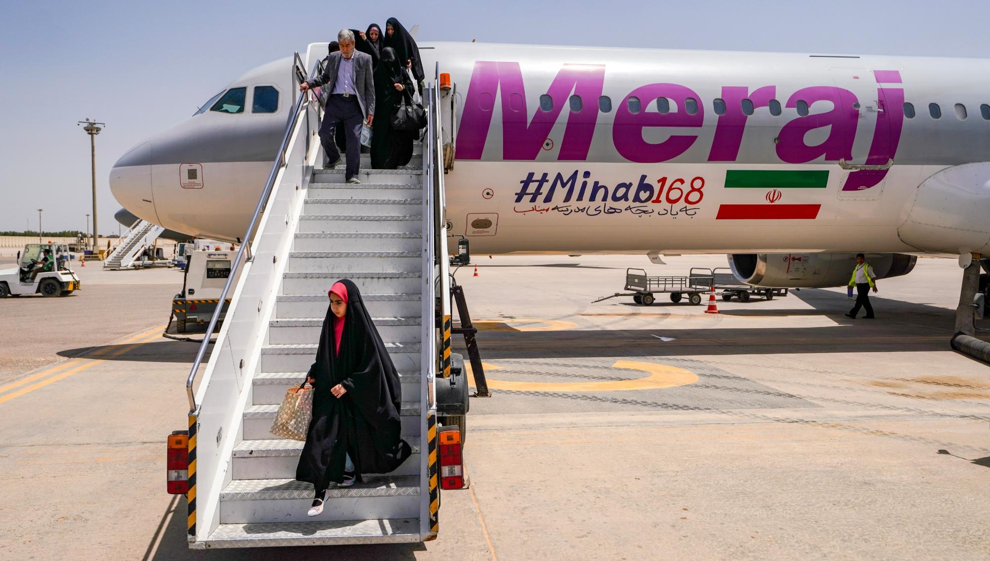 Passagerare kliver den 8 maj 2026 av ett iranskt flygplan från Meraj Airlines vid ankomst i Bagdad efter att flygstoppet lyfts. Foto: Anmar Khalil /AP/TT