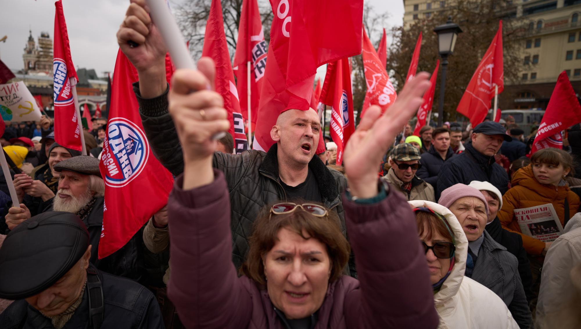 Anhängare till det ryska kommunistpartiet samlas i Moskva för att fira första maj. Foto: Alexander Zemlianichenko/TT