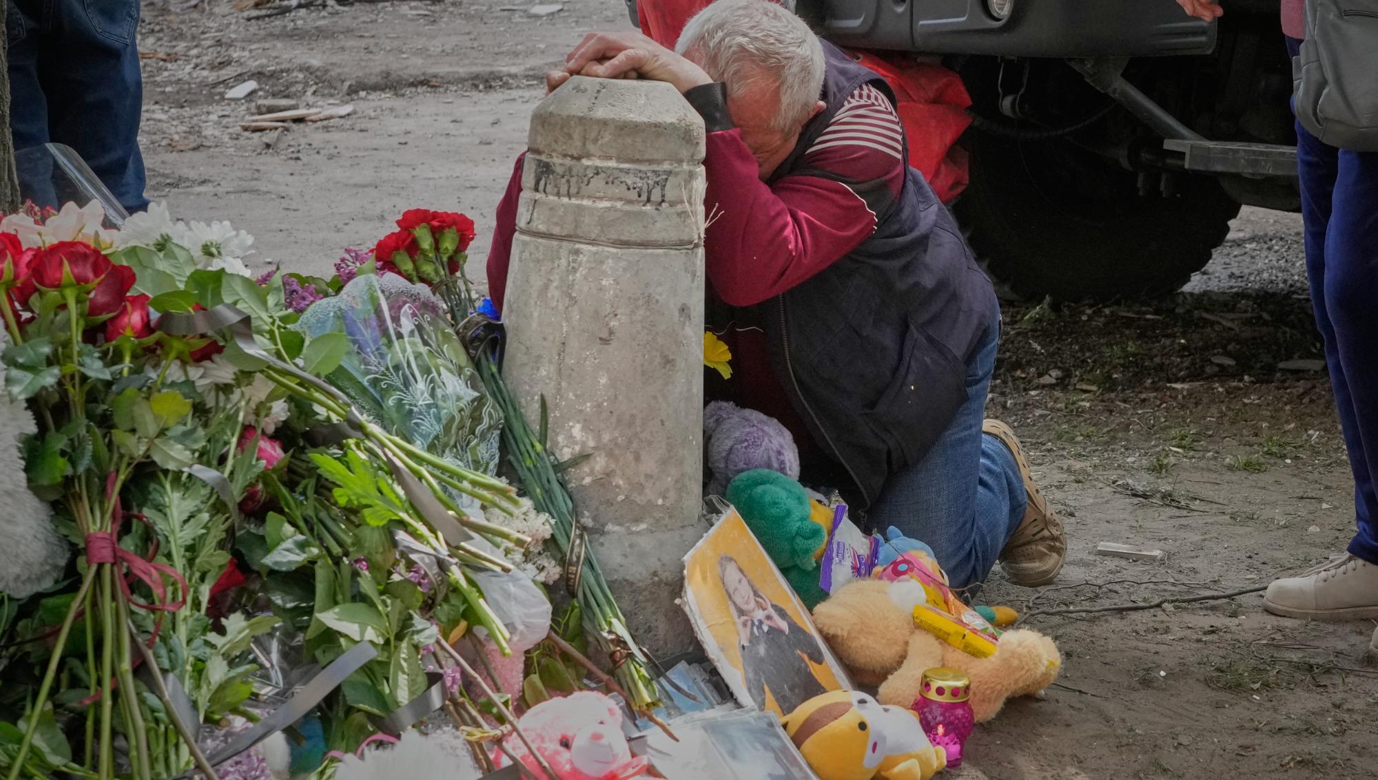 Sörjande samlas vid en minnesplats i Kiev för nya offer i kriget mellan Ryssland och Ukraina. Foto: Efrem Lukatsky/TT