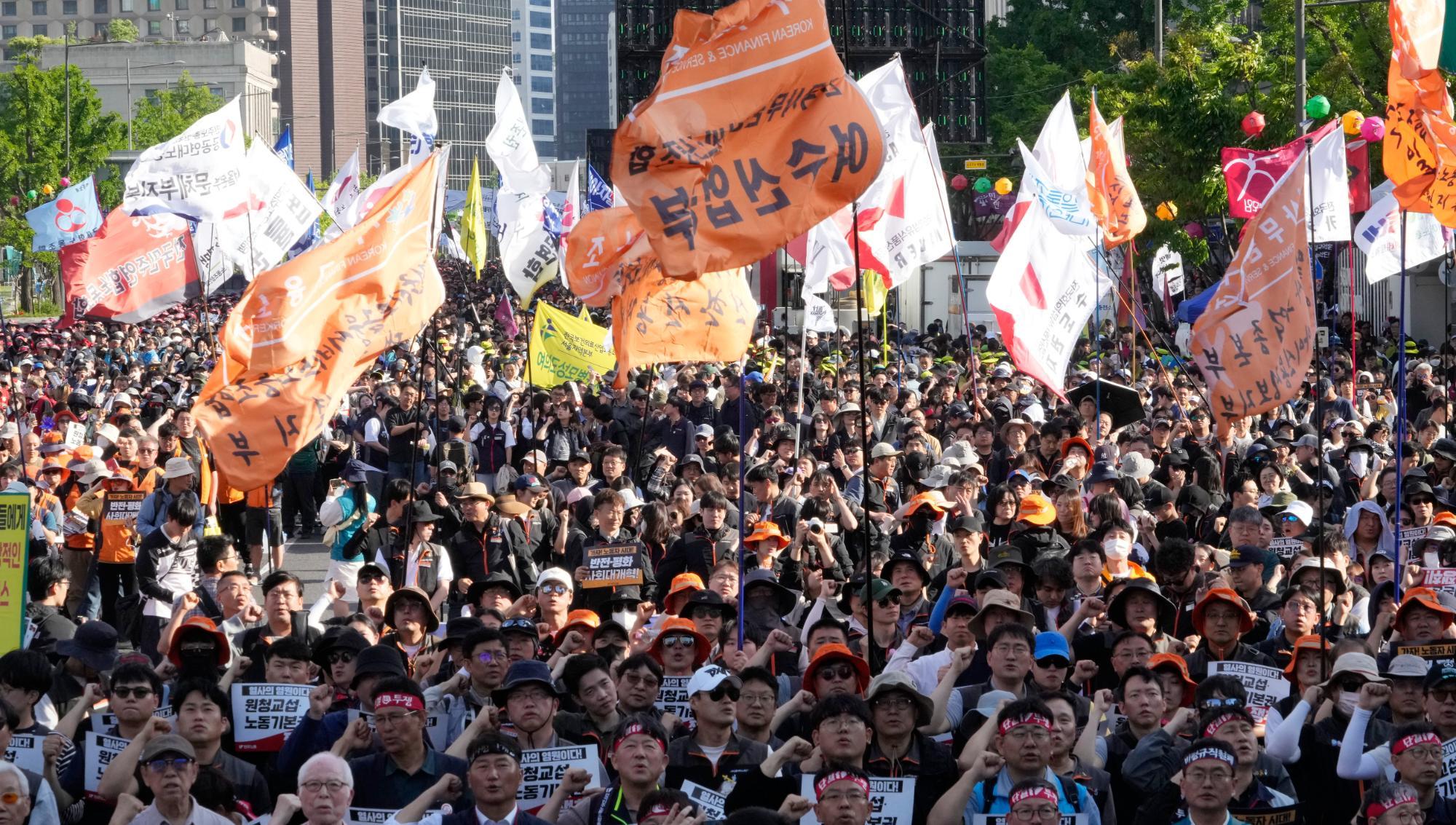 Sydkoreanska fackförbund samlas för en demonstration i samband med första maj. Foto: Ahn Young-joon/TT