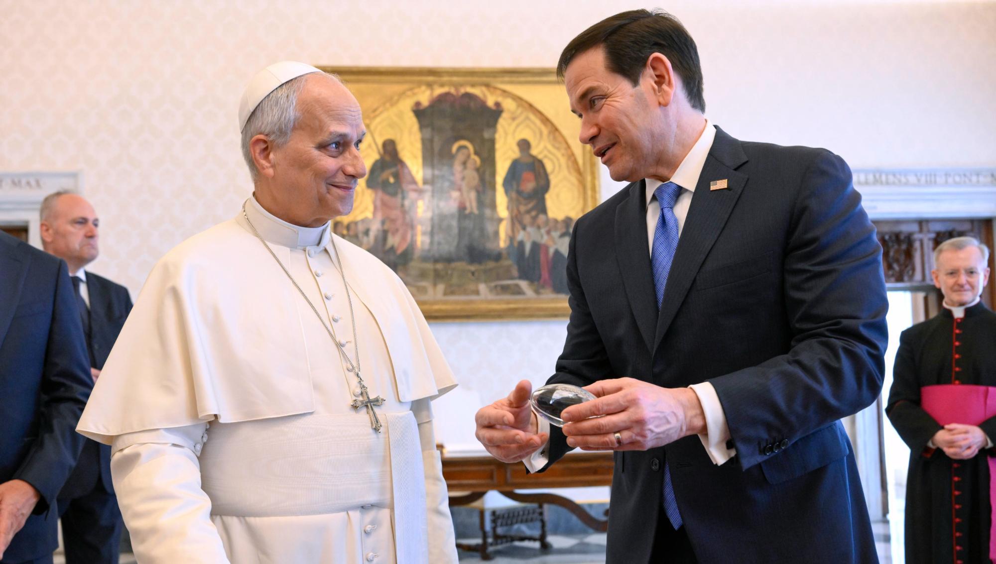 Påven Leo XIV utbyter gåvor med USA:s utrikesminister Marco Rubio när de möts i påvens privata bibliotek i Vatikanen. Efter att Rubio överlämnat en kristallfotboll till påven svarade han: 