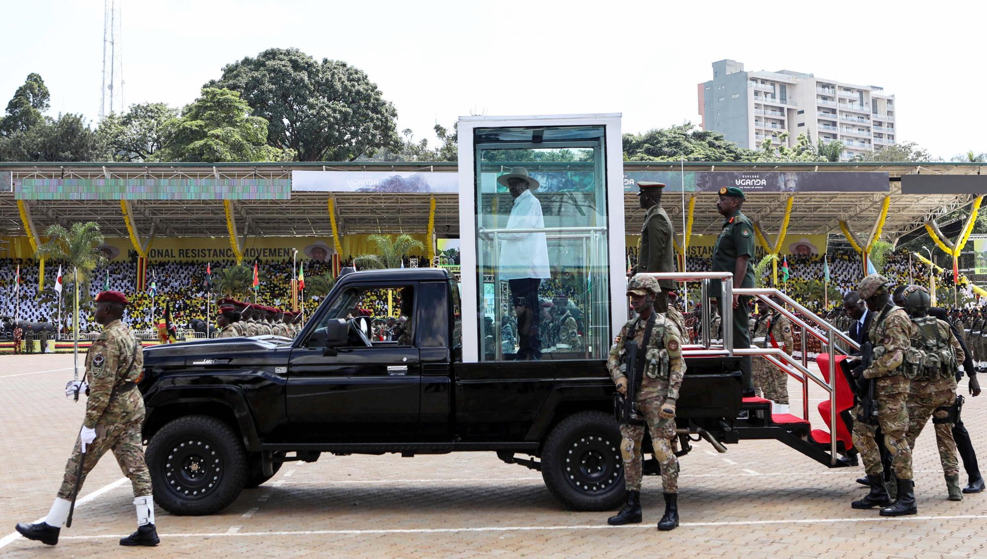 Ugandas president Yoweri Museveni svärs in för en ny mandatperiod vid en ceremoni i Kampala. Foto: Hajarah Nalwadda/TT