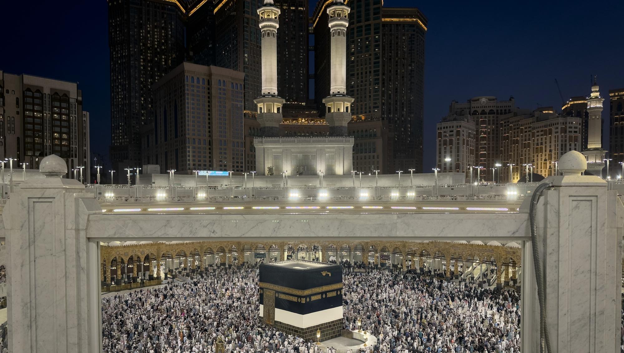 Muslimska pilgrimer samlas vid Kaba i Mecka under den årliga vallfärden hajj. Foto: Altaf Qadri/TT
