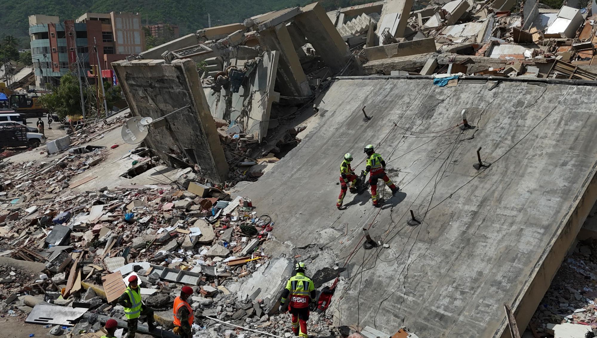 Räddningsarbetare söker efter överlevande i ruinerna efter den kraftiga jordbävningen i Venezuela. Foto: Matias Delacroix /AP/TT