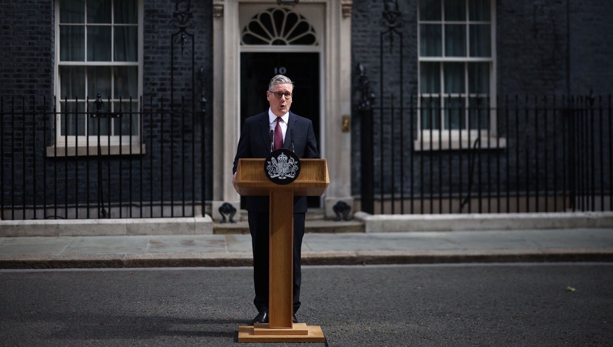 Storbritanniens premiärminister Keir Starmer meddelade under måndagsförmiddagen sin avgång utanför residenset på Downing Street 10. Detta sedan misstroendet mot hans ledarskap vuxit inom Labourpartiet den senaste tiden. Foto: Henry Nicholls/TT