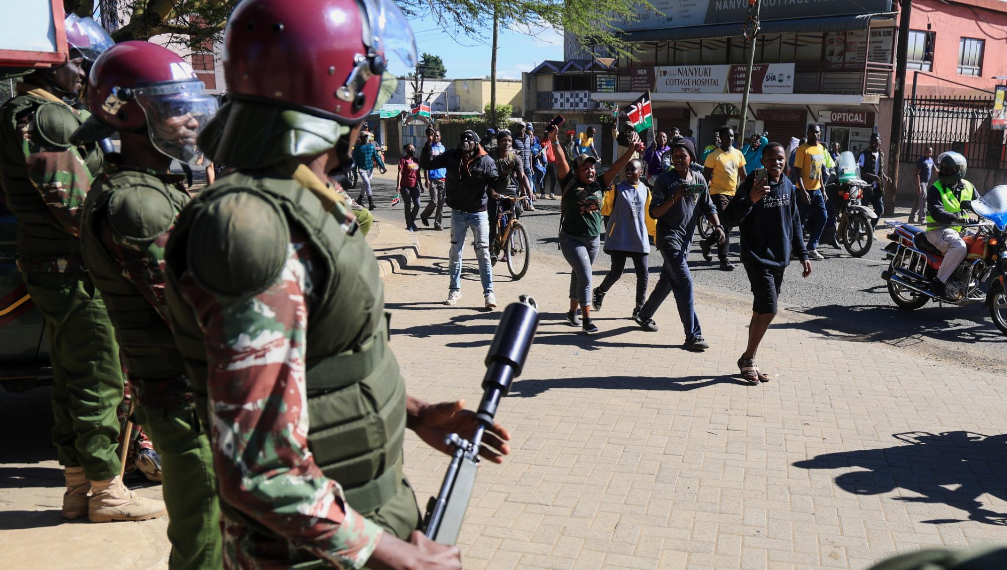 Säkerhetsstyrkor i Kenya bevakar en folksamling under arbetet mot ebolavirusets spridning. Foto: Andrew Kasuku/TT