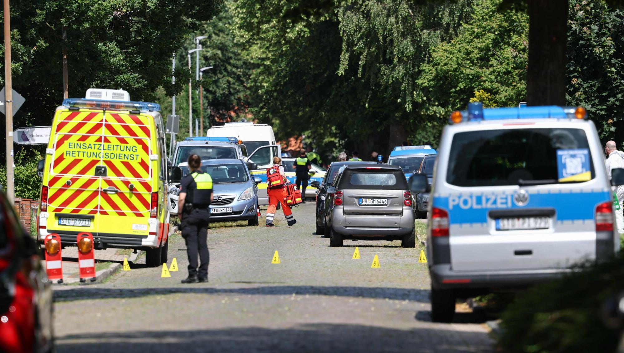 Tysk polis och räddningstjänst efter en skjutning i staden Stade i norra Tyskland där fem personer sköts ihjäl under måndagen 29 juni. Motivet är än så länge oklart. Foto: Ibrahim Ot/TT