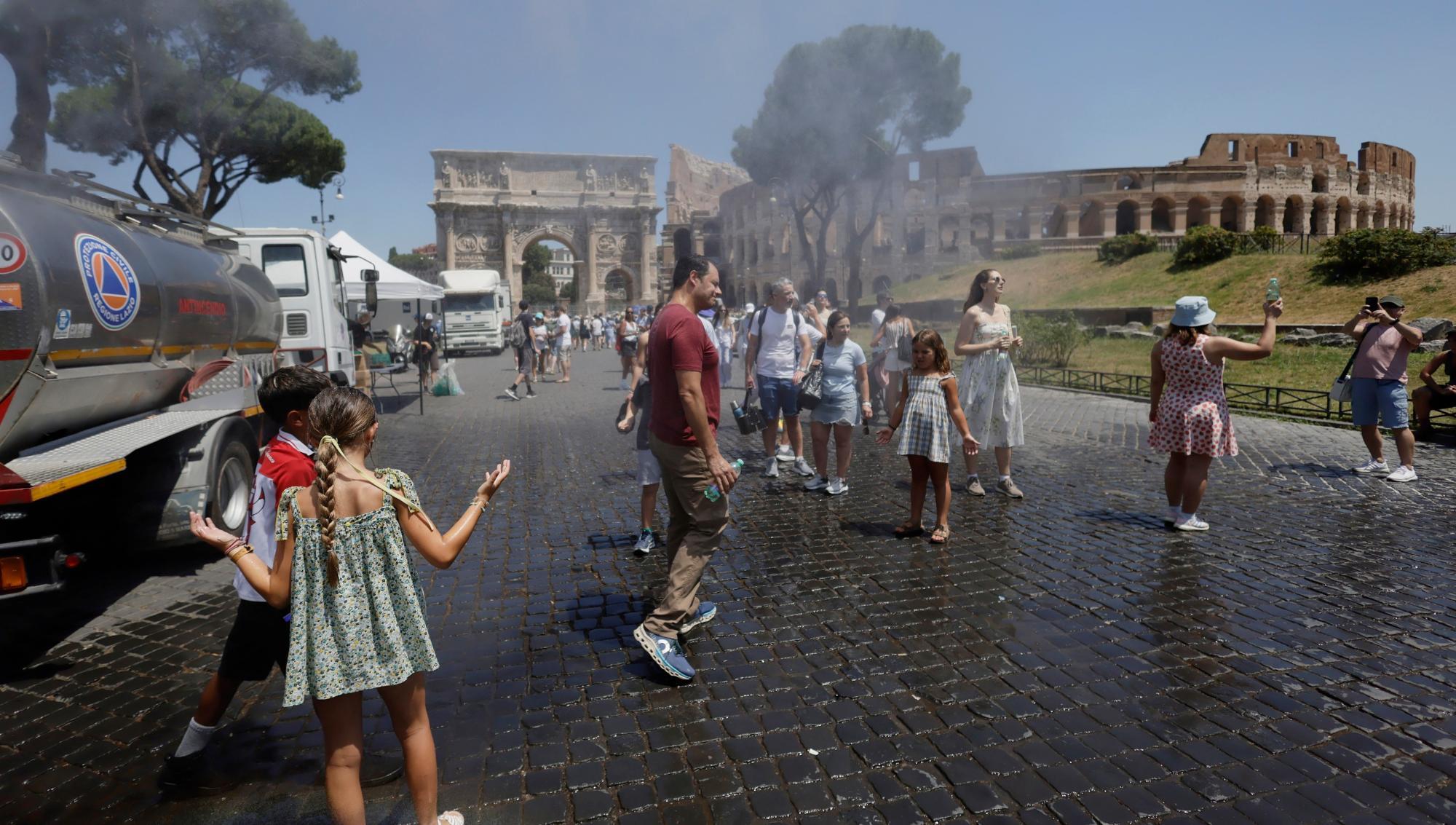 Turister söker svalka vid Colosseum i Rom under den pågående värmeböljan i Italien. Foto: ceciliafabiano/TT
