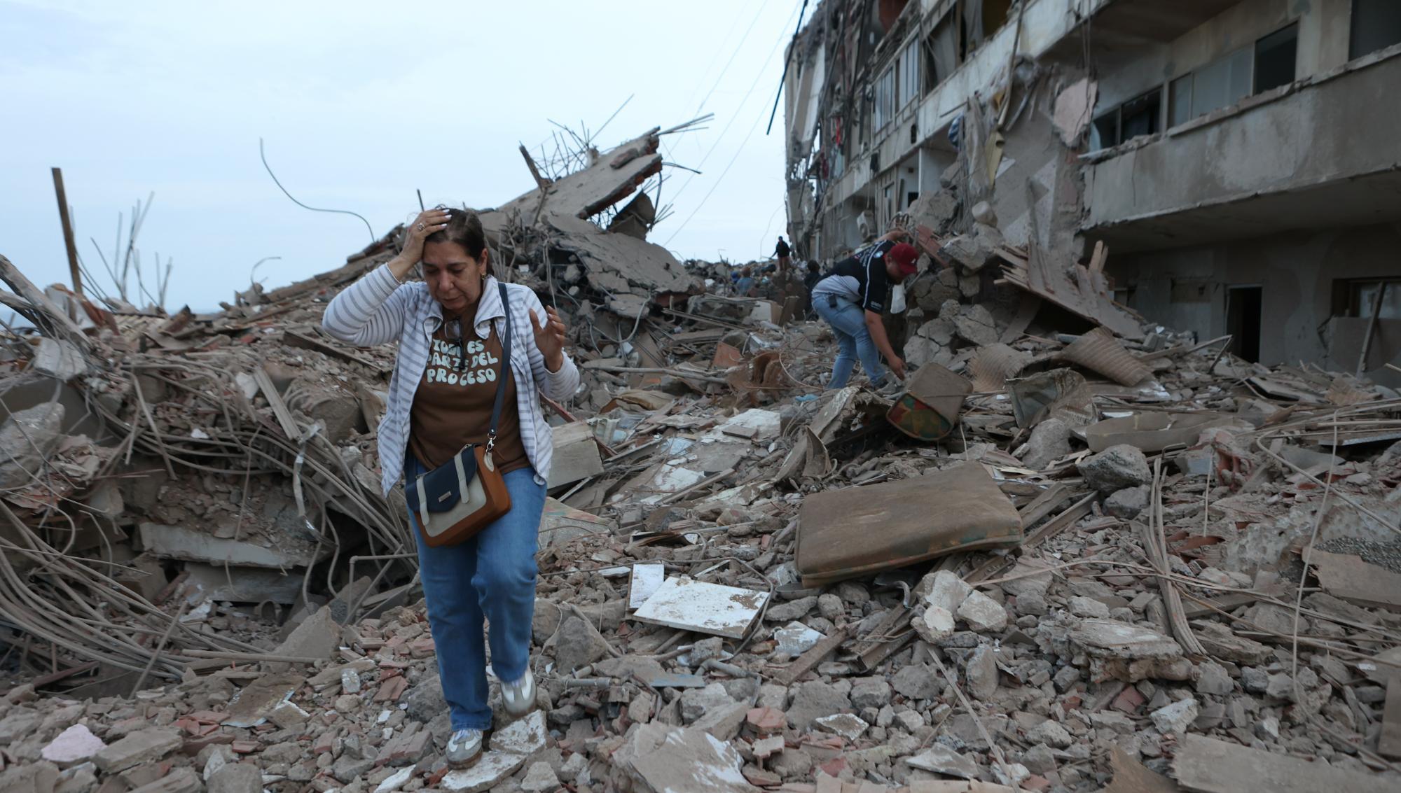 Människor söker igenom rasmassorna efter den kraftiga jordbävningen i Venezuela. Foto: Pedro Mattey/TT