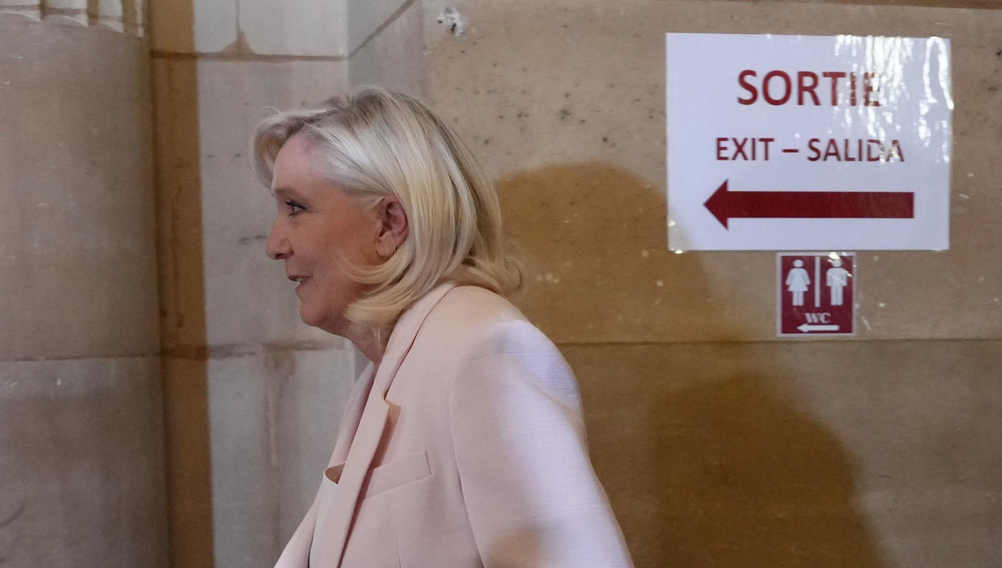Franska partiledaren Marine Le Pen döms för förskingring av EU-medel även av den franska hovrätten. Det meddelade rätten under tisdagen. Hovrätten mildrar tingsrättens dom något: tre års fängelse, varav två villkorligt och ett år under elektronisk fotboja. Även förbudet mot att kunna väljas mildras och innebär att Marine Le Pen har möjlighet att ställa upp som kandidat i presidentvalet 2027. Foto: Aurelien Morissard/TT