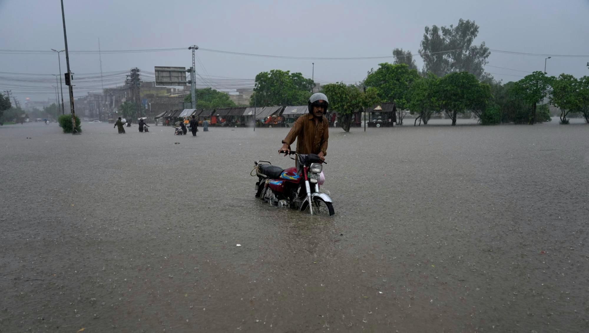Kraftiga monsunregn orsakar svåra översvämningar i Lahore, Pakistan. Foto: K.M. Chaudary /AP/TT