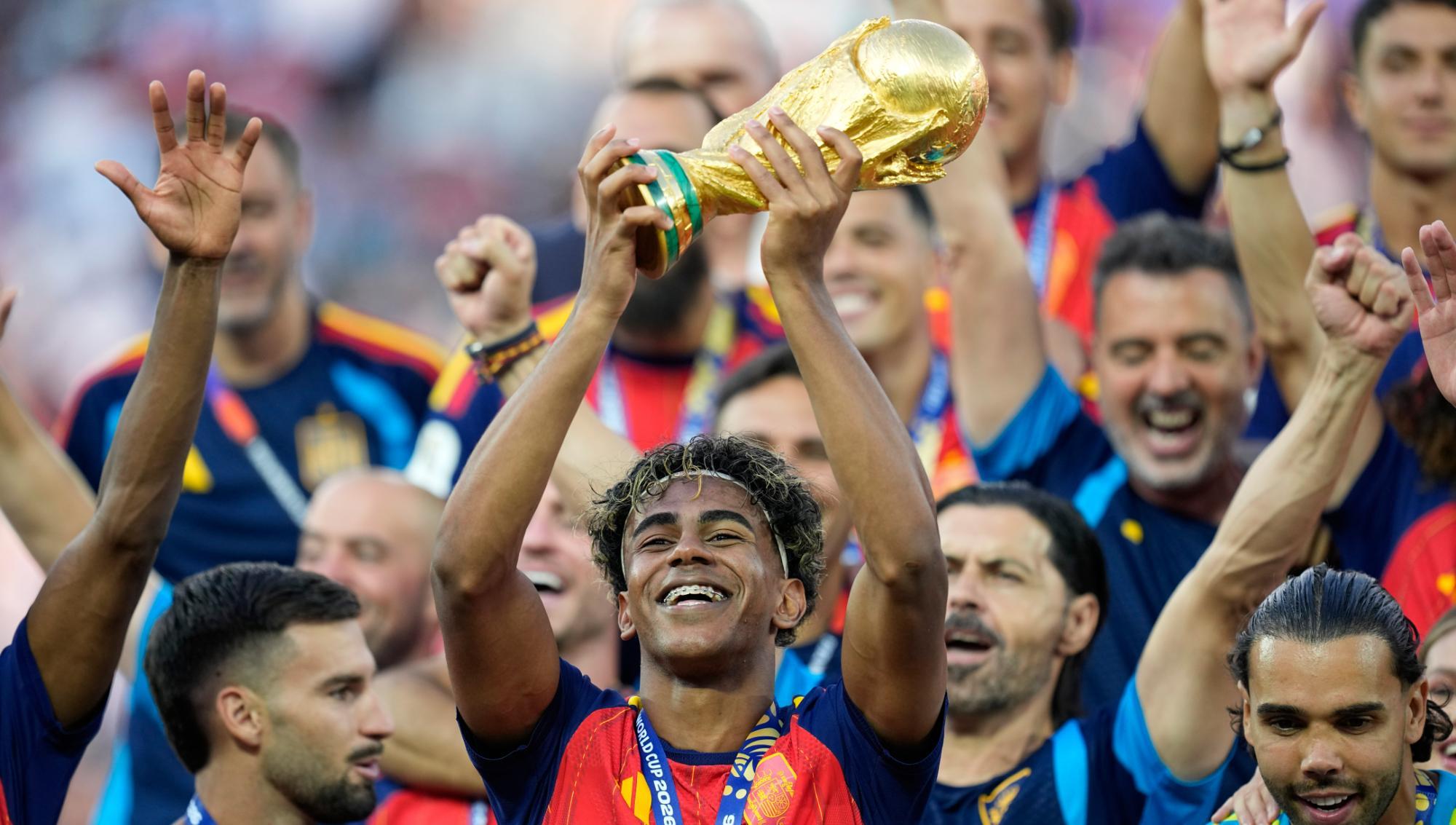 Spanska stjärnskottet Lamine Yamal lyfter guldpokalen under Spaniens firande efter segern i fotbolls-VM 2026. Foto: Ashley Landis/TT