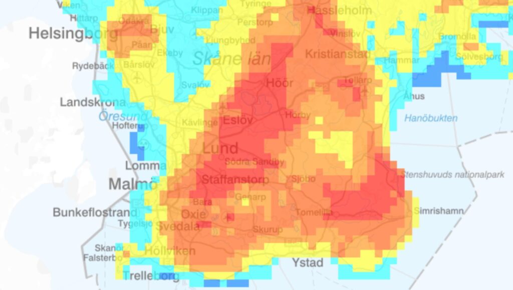 Väderkarta över Skåne med färgade fält i rött, orange och gult som indikerar varningsnivåer.