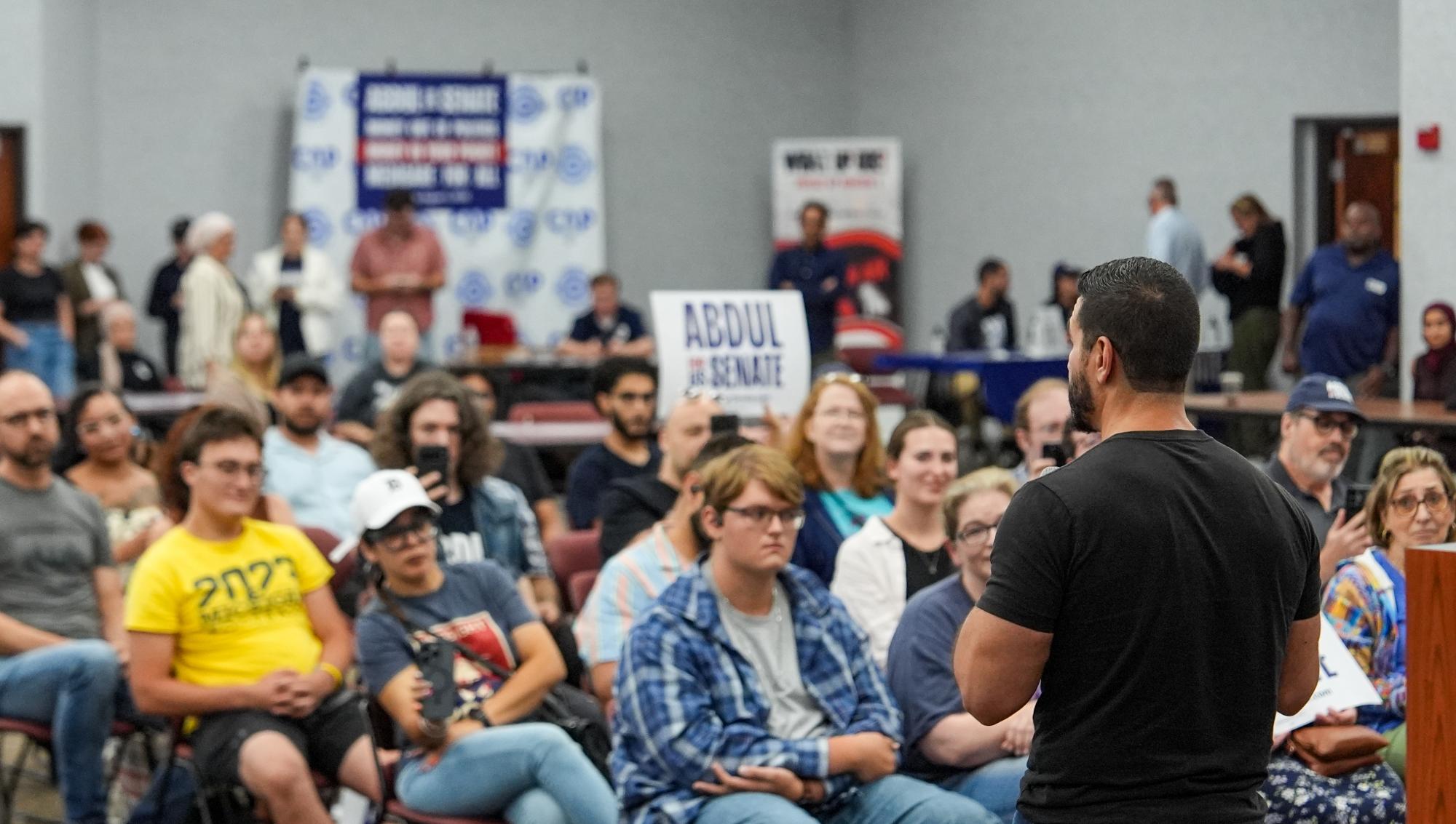 Den progressiva senatskandidaten Abdul El-Sayed talar inför anhängare inför Demokraternas primärval i Michigan. Foto: Julia Demaree Nikhinson/AP
