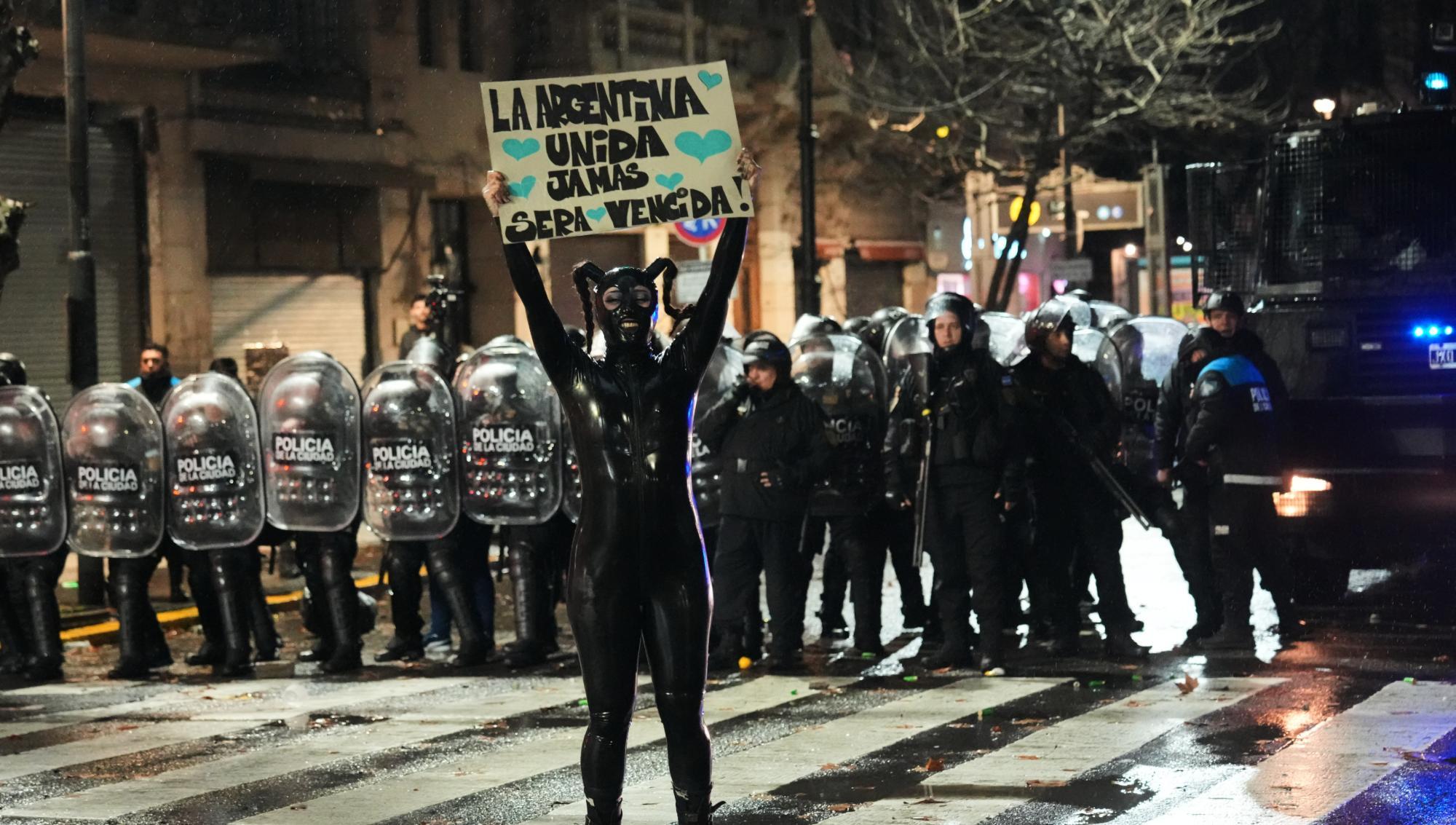 Protester som organiserats av facken ledde till våldsamma sammanstötningar med polis i Argentina. Demonstranterna protesterade mot en ny lagstiftning som ska göra det lättare för företag att säga upp anställda. Foto: Rodrigo Abd /AP/TT