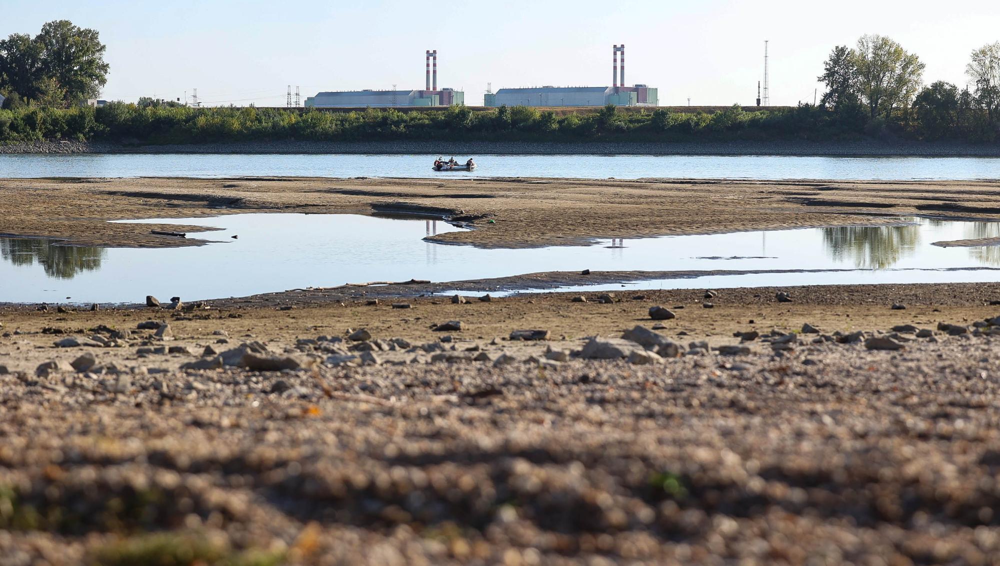 Extrem torka har lett till ovanligt låga vattennivåer i Donau. På flera håll har kärnkraftverk tvingats anpassa sin verksamhet när kylvattnet inte räcker till. På bilden syns kärnkraftverket MVM Paks i Ungern. Foto: TT