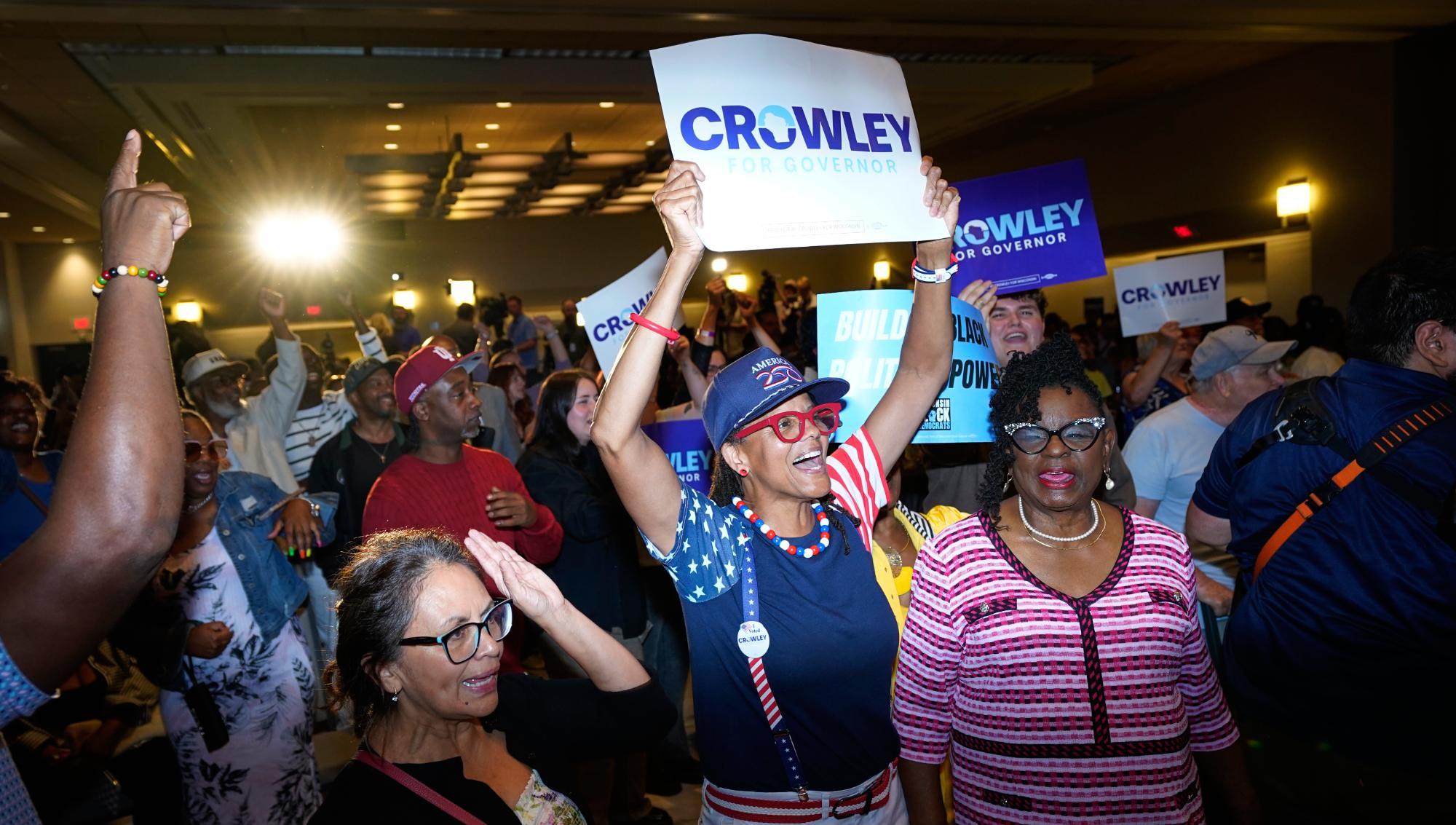 Mittenkandidaten David Crowley besegrade den demokratiska socialisten Francesca Hong i Demokraternas primärval inför guvernörsvalet i Wisconsin