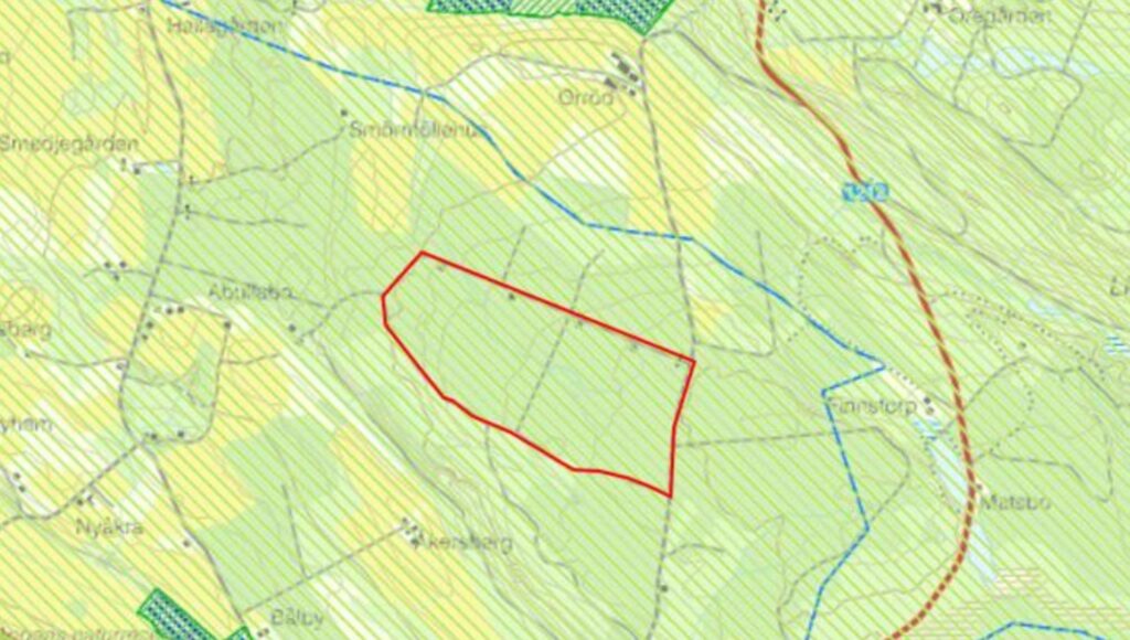 Topografisk karta över skogsmark och bebyggelse med ett område inringat i rött.