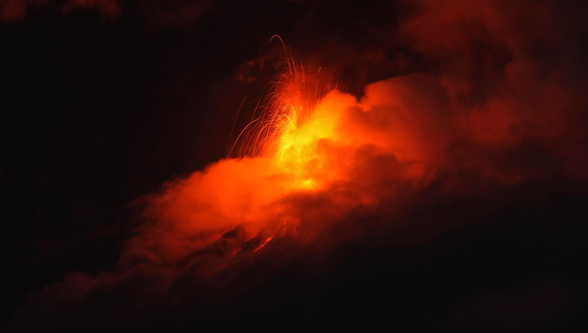 Ett vulkanutbrott i Guatemala lyser upp natthimlen med glödande lava och aska. Foto: Moises Castillo/TT