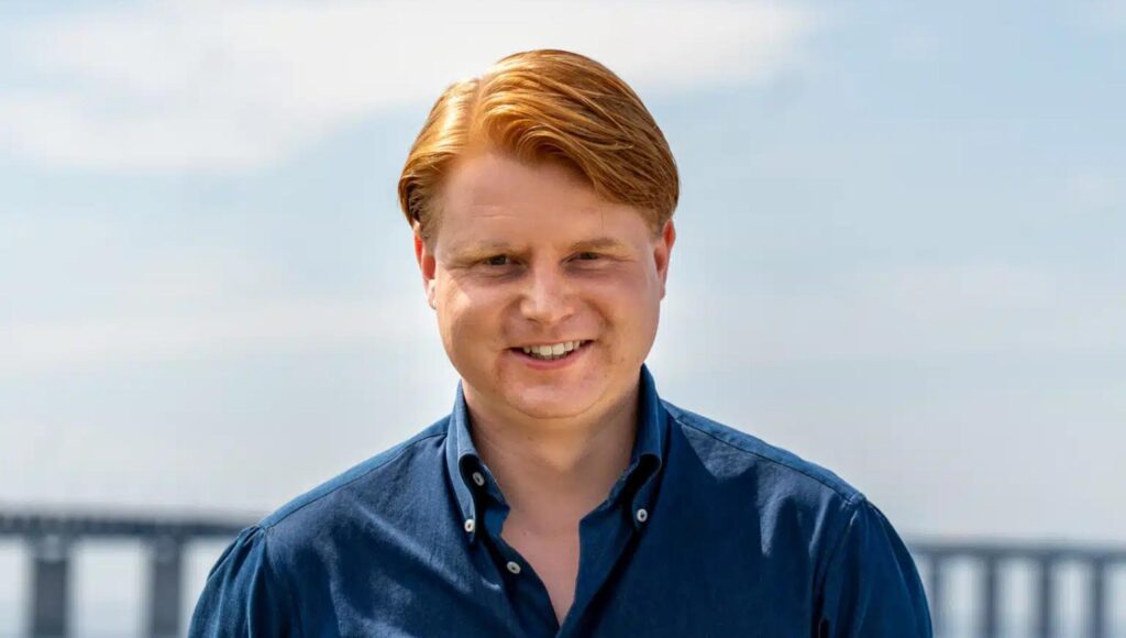 Porträtt på Mikael Kulle utomhus med Öresundsbron i bakgrunden