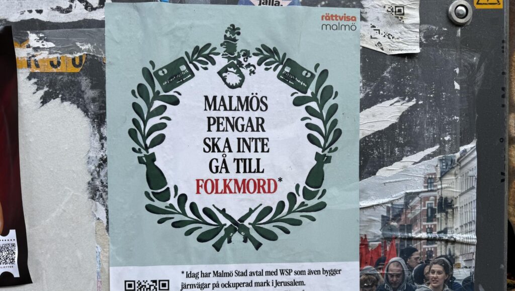 Affisch med texten Malmös pengar ska inte gå till folkmord omgiven av en krans med bomber och gevär.