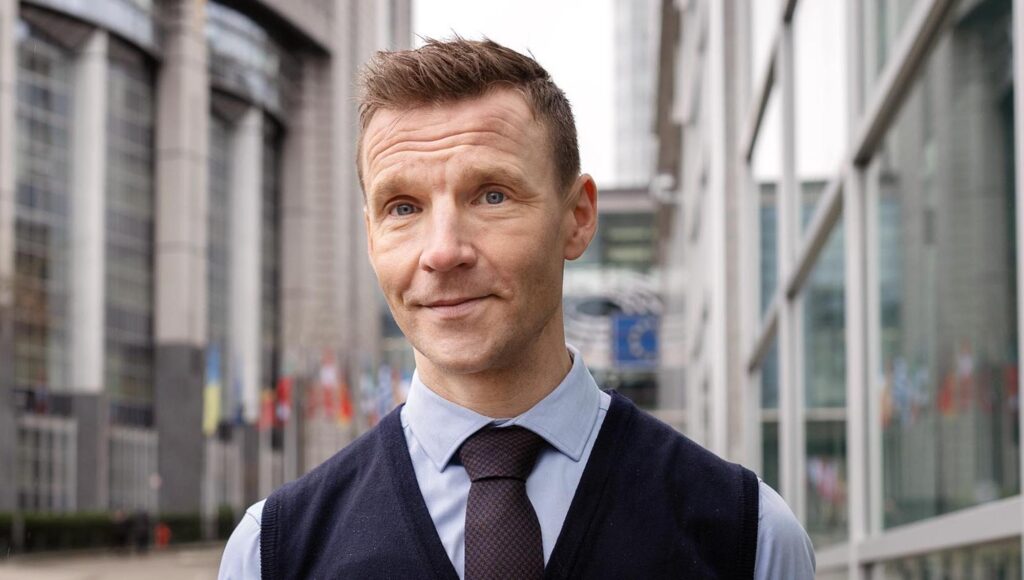 Porträtt av Johan Danielsson framför Europaparlamentets byggnader i Bryssel.