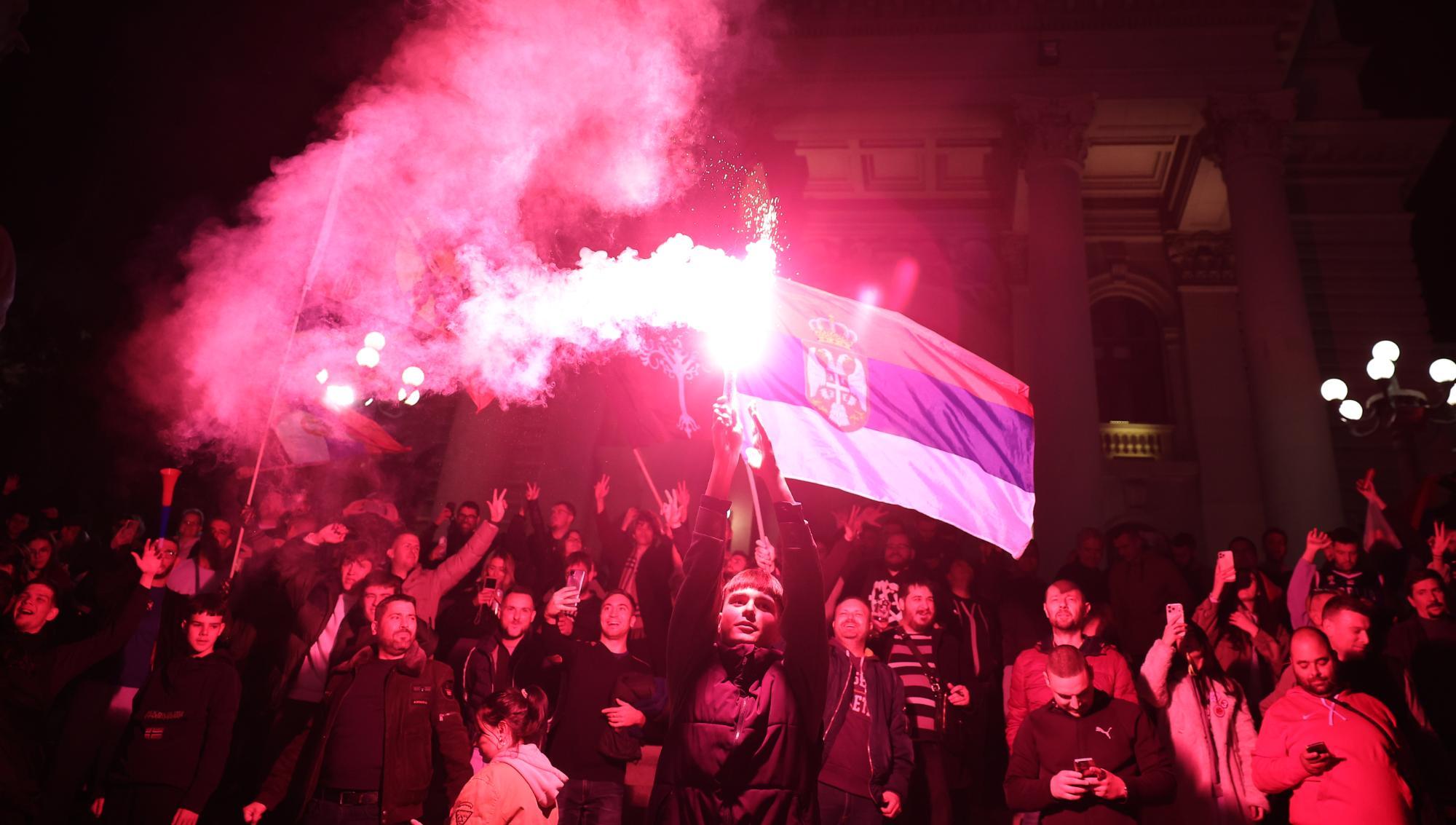Demonstranter samlas i Belgrad efter studenternas seger i  det serbiska parlamentsvalet . Foto: Armin Durgut/TT