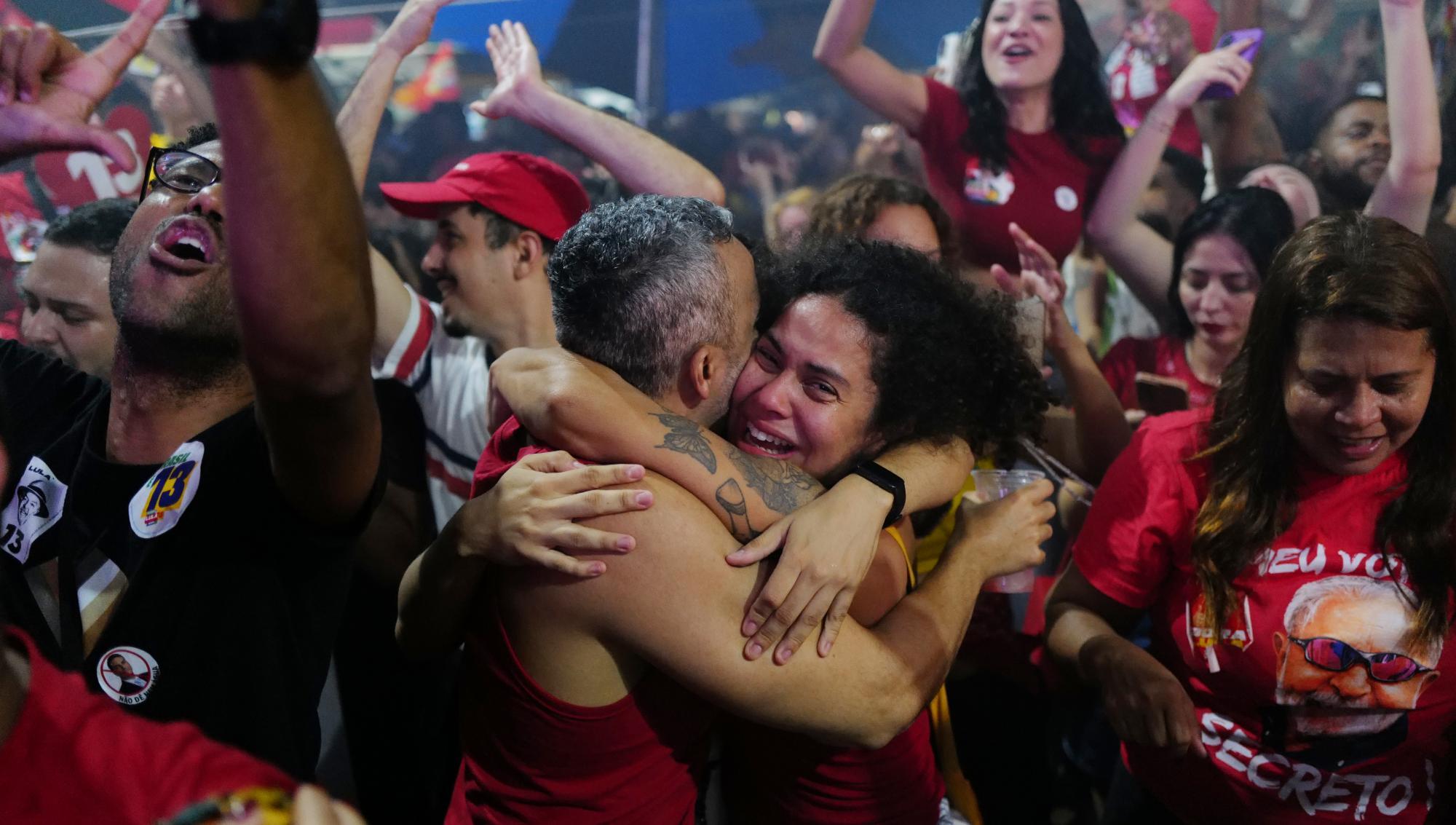Anhängare till president Luiz Inácio Lula da Silva firar efter att han vunnit den andra valomgången. Foto: Lucas Landau/TT